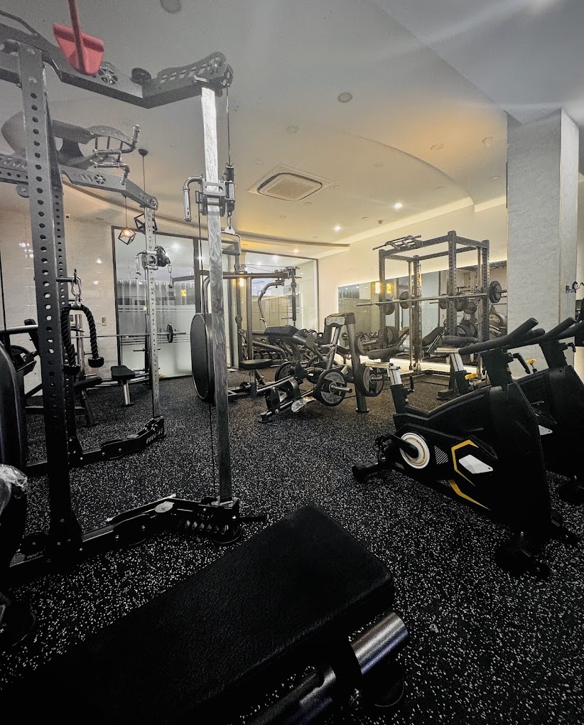 Weight rack with equipment